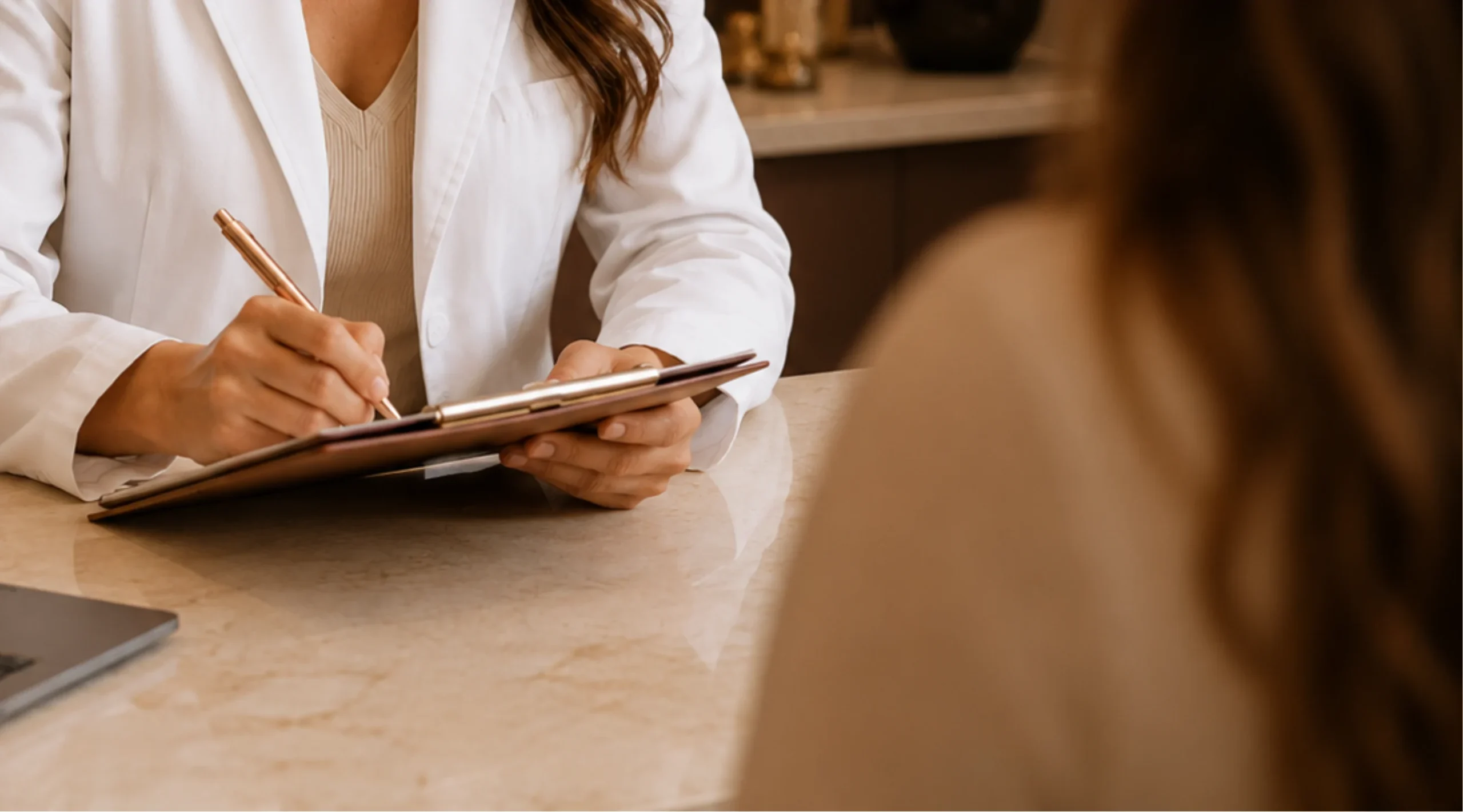 Doctora realizando una evaluación médica personalizada